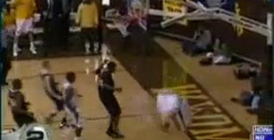 VIDEO! Cel mai DUREROS slam-dunk din istorie: a cazut in cap dupa ce a marcat!