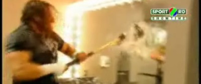 SUPER VIDEO: Triple H e tare-n baros!