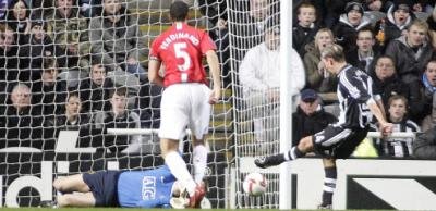 VIDEO! Van der Sar, gafa scandaloasa ca pe vremuri! A uitat ce sa faca cu mingea!