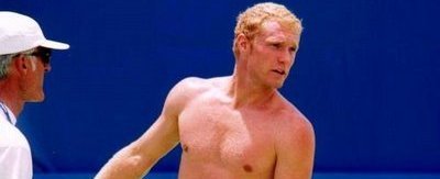 Ce adversari avem la Cupa Davis? Unul se imbraca in femeie, altul e sex simbol si ultimul se umple de sange pe teren:)