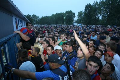 Scandal la Steaua - Vaslui? Cu jumatate din scaune goale, sute de oameni isi cumparau bilete dupa inceperea partidei