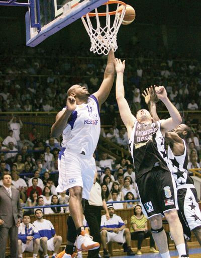 Ce masina conduce un micut de 2 metri si 12 cm inaltime?