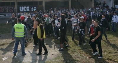 12 ultrasi amendati cu 200 RON dupa incidentele de la Cluj! E PREA PUTIN?