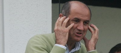 L-au speriat fanii: Copos s-a baricadat in casa de frica suporterilor!