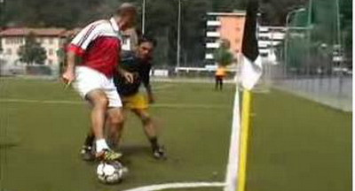 Incredibil! S-a inventat cel mai tare dribiling - cu steagul de la coltul terenului!