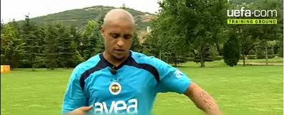 Carlos ne arata cum se bate o lovitura de maestru! Cine este mai bun, Beckham sau Roberto Carlos?