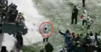 Marea bulgareala! Vezi cum s-a batut un fotbalist cu fanii echipei adverse!