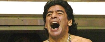 Incredibil! Vezi cum urmareste Maradona doua ceasuri in acelasi timp!