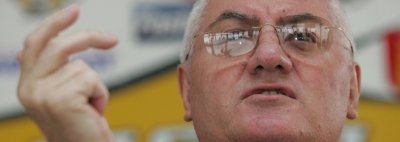Radoi aude numai prostii si crede ca le stie pe toate. Sa spuna ce stie sau il sanctionam