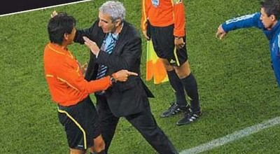 Englezii rad de Domenech: Franta e in haos! Plictiseala mare cu Uruguay!