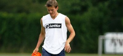 Lazar trece de la fotbal la schimbat scutece!