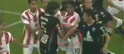 Fotbal cu pumnii! Vezi faultul care a nascut un scandal monstru in Grecia