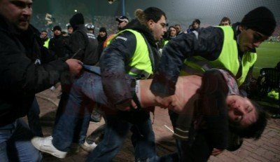 RAZBOI cu LEGEA: Fanii Stelei s-au luptat cu jandarmii si au parasit stadionul!