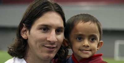 Vrei sa joci fotbal alaturi de Messi? VEZI UN SUPER CLIP: