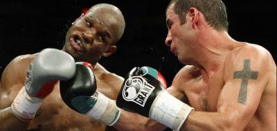 Joe Calzaghe l-a facut praf pe Jones Junior la semi grea