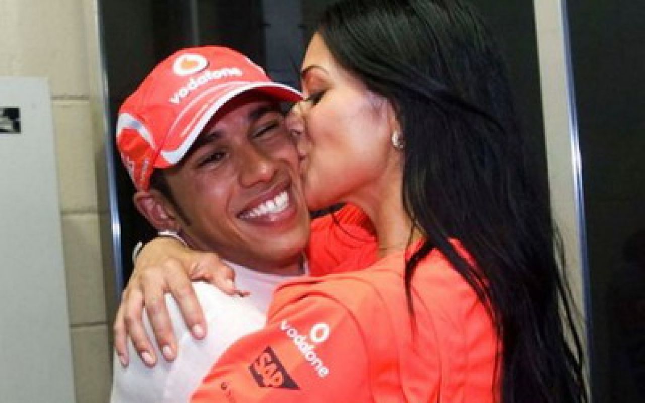 Hamilton este noul rege al Formulei 1! Vezi cum l-a incurajat Nicole!_1