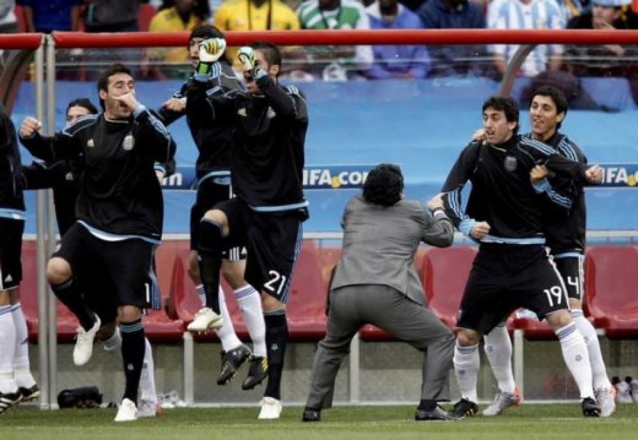 FOTO si VIDEO Spectacol marca Maradona! Concert de vuvuzele la Argentina 1-0 Nigeria!_1