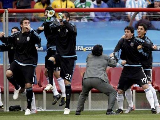 FOTO si VIDEO Spectacol marca Maradona! Concert de vuvuzele la Argentina 1-0 Nigeria!_21