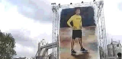 ARTA, TATA! Hamilton pictat in centrul Londrei. Vezi supervideo!