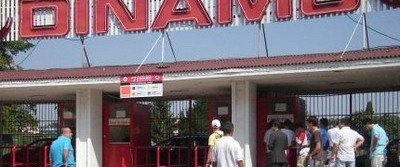 A inceput RAZBOIUL! Fanii dinamovisti au batut un fan al Stelei!