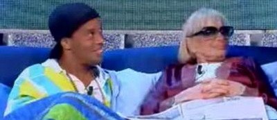 Nu mai sunt ce au fost: Ronaldinho si Totti prinsi in pat cu o batranica!