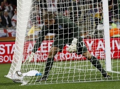 God save the Green! VEZI cele mai mari gafe din istoria portarilor Angliei:_5