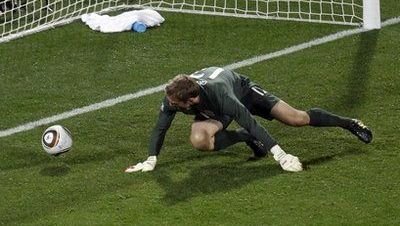 God save the Green! VEZI cele mai mari gafe din istoria portarilor Angliei:_3