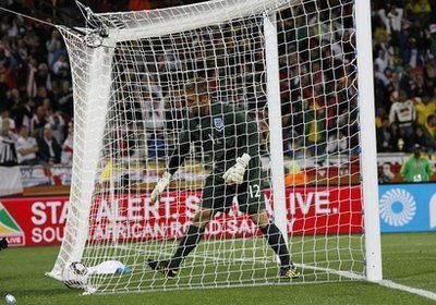 God save the Green! VEZI cele mai mari gafe din istoria portarilor Angliei:_7
