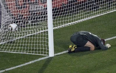 God save the Green! VEZI cele mai mari gafe din istoria portarilor Angliei:_9