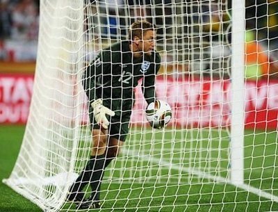God save the Green! VEZI cele mai mari gafe din istoria portarilor Angliei:_10