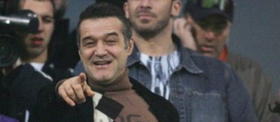 Senzatie! Gigi Becali, udat de stropitorile din Ghencea!