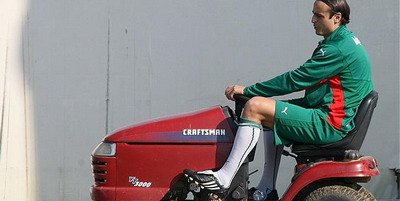 SENZATIE: Berbatov, sofer de lux pe masina de tuns iarba!