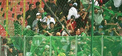 Soc: Rapidistii se bat cu jandarmii langa stadion!