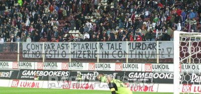 200 de fani giulesteni arunca cu pietre catre tribuna oficiala, Taher s-a refugiat!