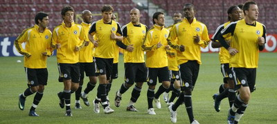 Drogba, Terry si Lampard, antrenament in curtea hotelului!