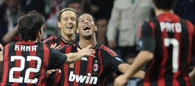 Ronaldinho ii ingroapa pe Chivu si Mourinho: AC Milan 1-0 Inter