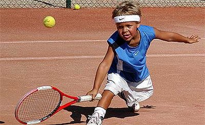 Federer + Nadal! Vezi ce stie sa faca noul pusti-minune al tenisului!