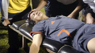 Mai tari ca fanii lui Dinamo! Sud-americanii i-au spart capul asistentului!