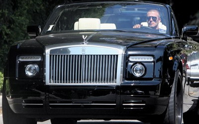 Beckham isi ia copiii de la scoala intr-un Rolls Royce!