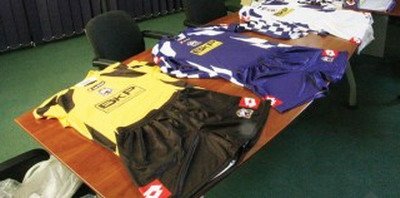 Poli tremura de frica! Si-a schimbat pana si costumele de prezentare