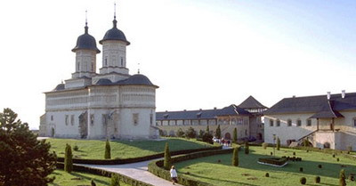 Pustii lui Sandoi s-au rugat la Manastirea Cetatuia!