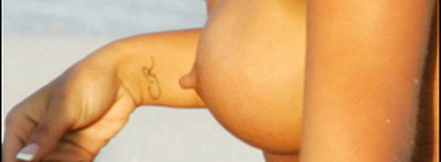 Nereida poarta cu mandrie initialele CR!