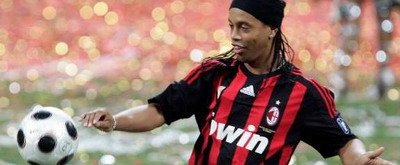 Video: Jongleriile lui Ronaldhino au adus 40 000 de fani pe San Siro!