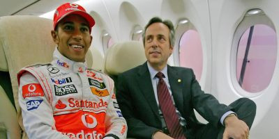 Video: Lewis Hamilton se intrece cu un avion!