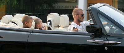 Beckham si-a scos baietii la plimbare in decapotabila