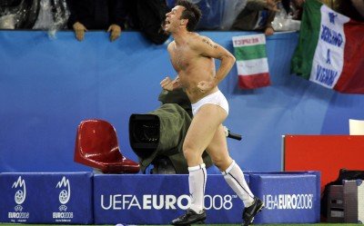 Senzatie! Cassano, doar in chiloti spre sferturi