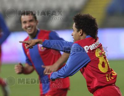 Lui Elton i-a "scazut" cota