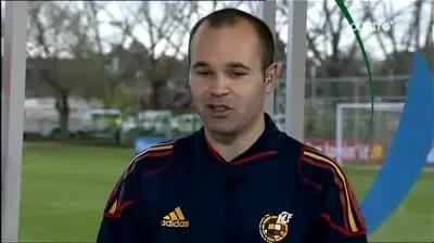 VIDEO / Iniesta nu POATE sa sufle in vuvuzela :)))