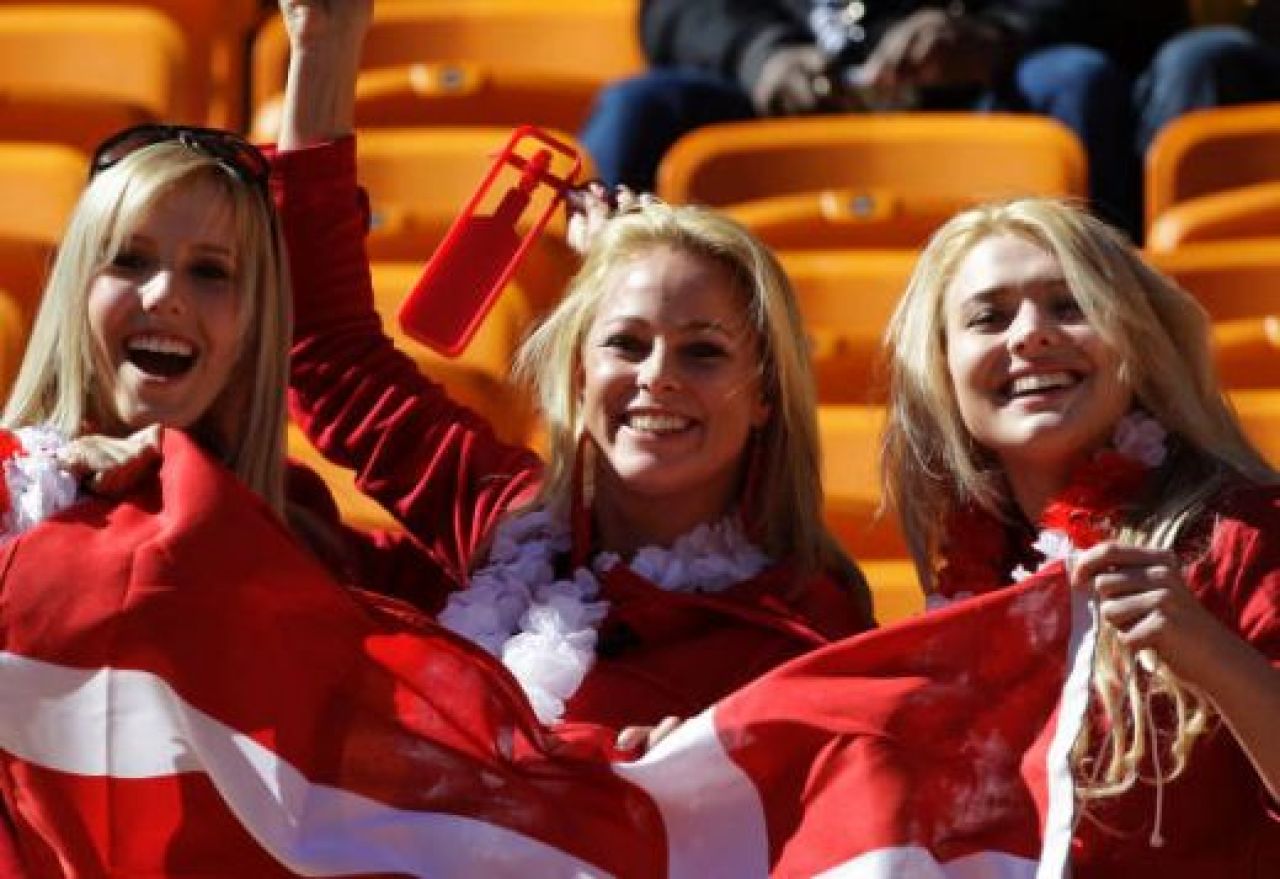 Fanele Olandei au fost scoase cu FORTA de pe stadion si amenintate cu inchisoarea! Vezi de ce:_2