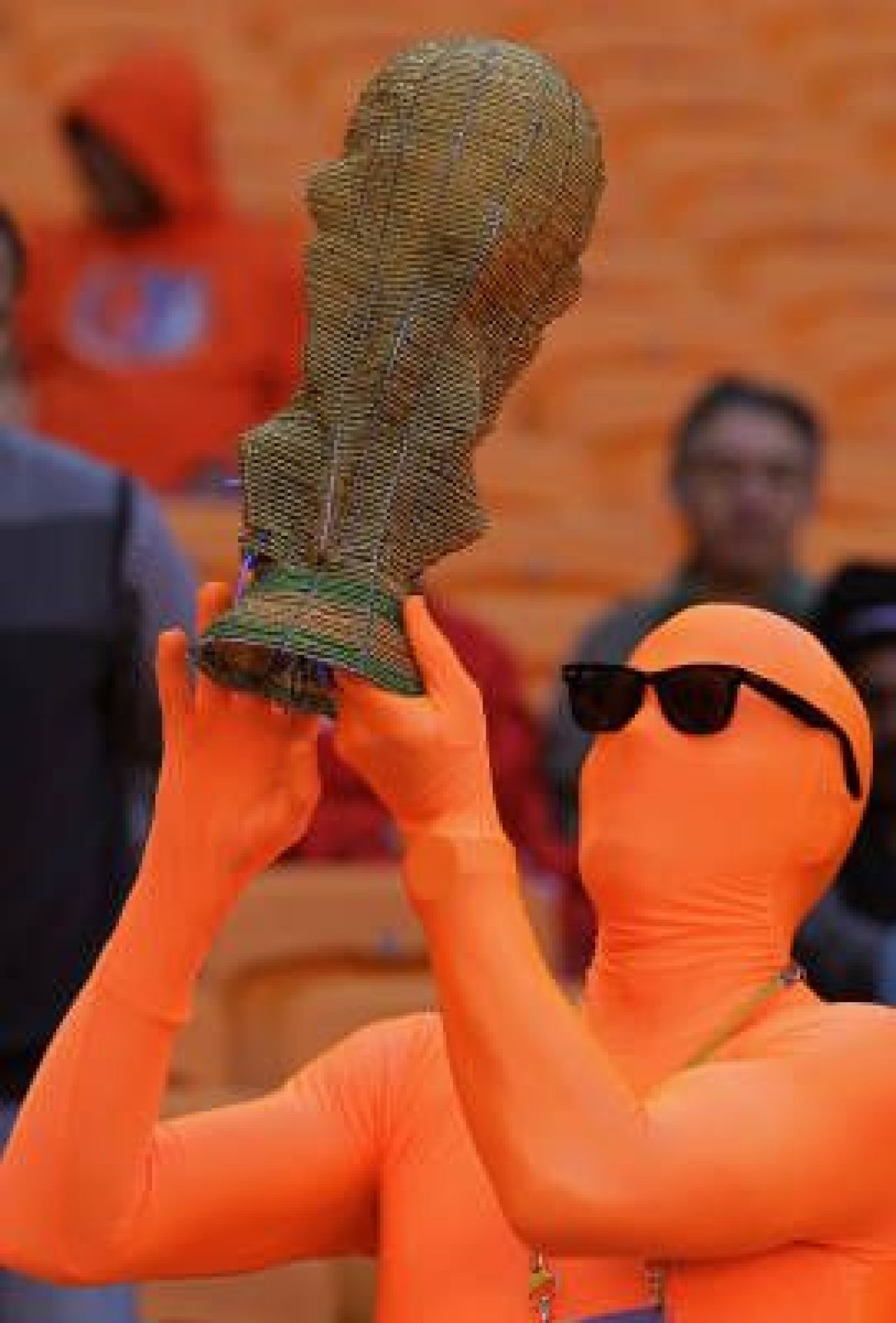 Fanele Olandei au fost scoase cu FORTA de pe stadion si amenintate cu inchisoarea! Vezi de ce:_6